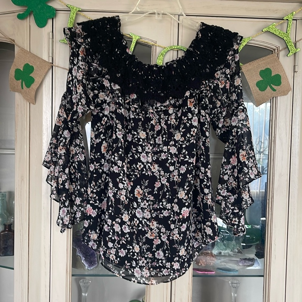 Off the shoulder White House black market top size small gently used